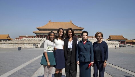 Michelle Obama su dukromis Sasha ir Malia, mama Marian ir pirmoji Kinijos ponia Peng Liyuan Uždraustajame mieste
