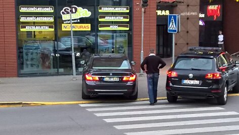 Premjerą atvežęs BMW vairuotojas automobilį pastatė ant pėsčiųjų perėjos. 