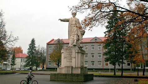 Paminklas &bdquo;Žemaitis&ldquo; Raseiniuose