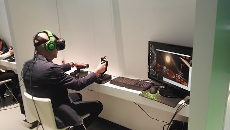 Virtualios realybės įrenginiai parodoje MWC 2016