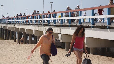 Poilsiautojai mėgaujasi vasari&scaron;ka kaitra