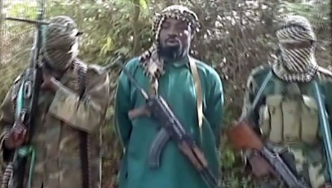 „Boko Haram“ grupuotės lyderis Abubakaras Shekau (centre) su savo smogikais