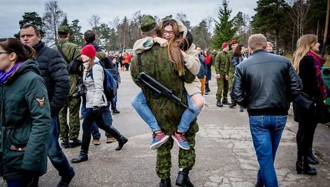 „Mergina džiaugsmingai apsikabina savo draugą, priėmusį priesaiką“