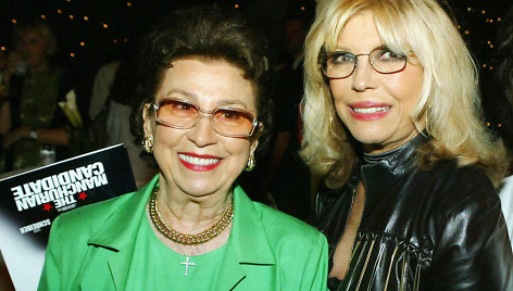 Nancy Sinatra Sr. (kairėje)