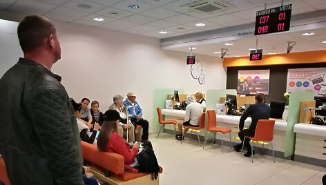 Eilės &bdquo;Swedbank&ldquo; padalinyje Palangoje