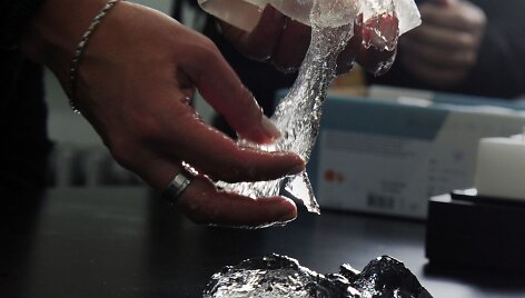 Demonstruojamas nekokybi&scaron;kas bendrovės &bdquo;Poly Implant Prothese&ldquo; krūties implantas.