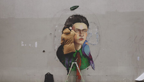 Menininkė Paulė Bocullaitė ir jos Frida Kahlo pie&scaron;inys ant statistikos departamento pastato sienos