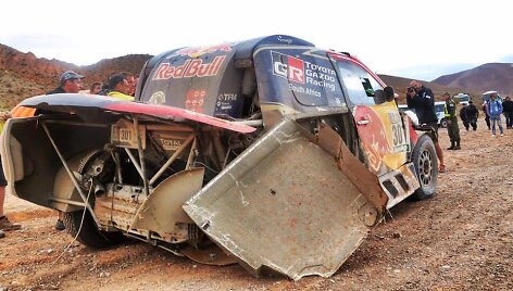 Nassero Al-Attiyah &bdquo;Toyota Hilux&ldquo; su trimis ratais
