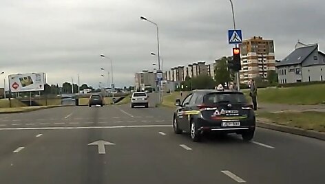 &bdquo;Mokomasis&ldquo; automobilis važiuoja per raudoną