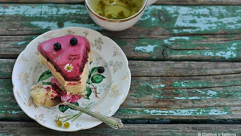 Tortas su juodaisiais serbentais ir ramunėlėmis