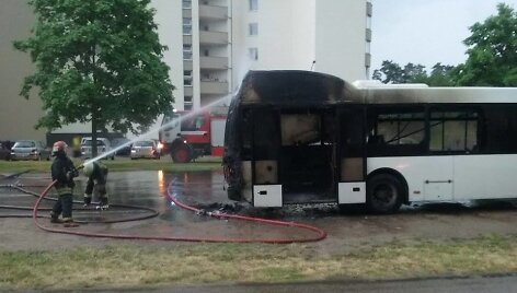 Liepsnos kėsinosi į autobusą