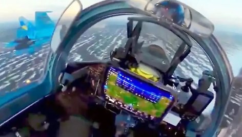 Ukrainos naikintuvo Su-27 piloto kabinoje – „iPad“ planšetė