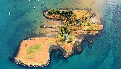 Britų pora už 1,5 mln. eurų parduoda privačią salą su savo namais.