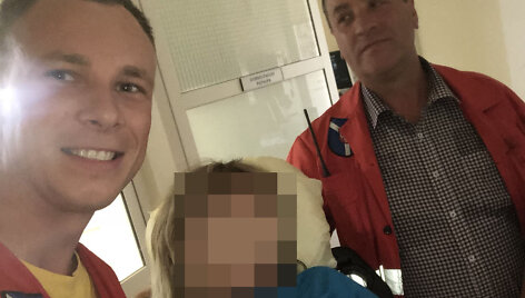 Kauno rajono greitosios pagalbos medikai su gimdyve