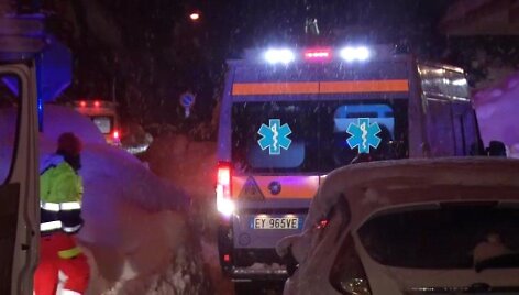 Žemės drebėjimo supurtytoje Italijoje lavina užgriuvo kalnų vie&scaron;butį