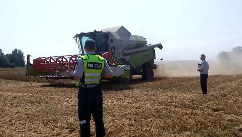 Kauno rajone policijos ir priešgaisrinės apsaugos pareigūnai tikrino žemės ūkio techniką