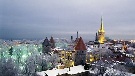 Estai turistus vilioja sniegu.