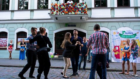 Balkonas tapo ir &scaron;okių aik&scaron;tele, ir scena 