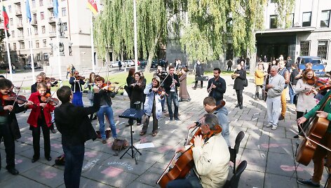 De&scaron;imtąjį sezoną pradedantis Kauno miesto simfoninis orkestras &scaron;į pirmadienį surengė improvizuotą flashmob akciją.