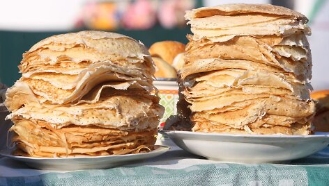 ITAR-TASS 01: SUZDAL, RUSSIA. FEBRUARY 24. Flat cakes on sale at Pancake week fair in Suzdal. (Photo ITAR-TASS / Vladimir Smirnov)
