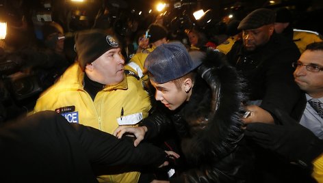 Justinas Bieberis atvyksta į policijos nuovadą Toronte