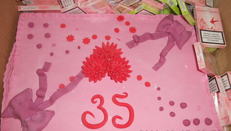 Cigaretės gimtadienio torte