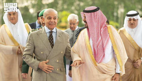 Pakistano premjeras ir Saudo Arabijos pareigūnai / Saudi Press Agency / via REUTERS