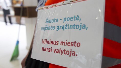 Kiemsargiai prie Vilniaus miesto savivaldybės.