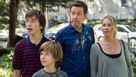 Skyleris Gisondo, Steele'as Stebbinsas, Edas Helmsas ir Christina Applegate komedijoje &bdquo;Kvai&scaron;ų atostogos&ldquo;