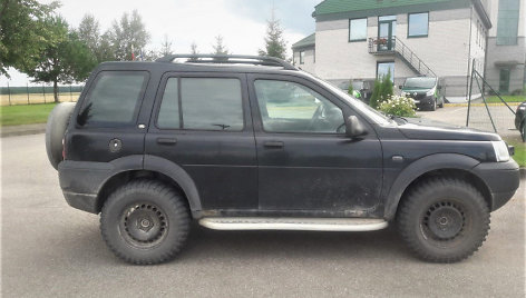 Visureigį „Land Rover Freelander“ pareigūnams teko pasilikti