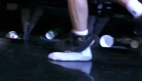 Manu Ginobili pėda i&scaron;lindo i&scaron; bato