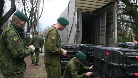 50 Lietuvos kariuomenės Sausumos pajėgų karių i&scaron;vyko į Vokietijoje vyksiančias tarptautinės pratybas &bdquo;Kardų susikirtimas 2015&ldquo;