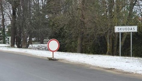 Eismą draudžiantis ženklas suglimino ir Skuodo gyventojus. Jie išsigando, kad važiuodami į namus bus palaikyti pažeidėjais.