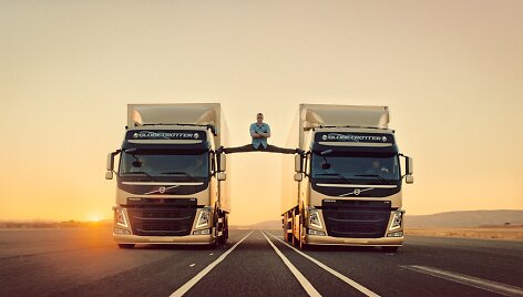 &bdquo;Volvo&ldquo; reklama su Jeanu Claudu Van Dammu