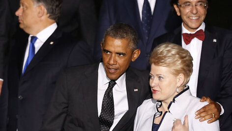 JAV prezidentui Barackui Obamai niūriai žvelgiant prie&scaron; save Estijoje, Dalia Grybauskaitė kalbėjo apie &bdquo;karą prie&scaron; taiką ir valstybių sienas&ldquo;