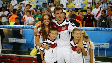 Miroslavas Klose su žmona Sylwia ir sūnumis Noah bei Luanu