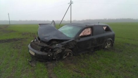 Kėdainių rajone nuo kelio nuvažiavo ir vertėsi &bdquo;Audi&ldquo;