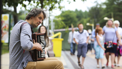 Palangos gatvėse dažnai groja gatvės muzikantai