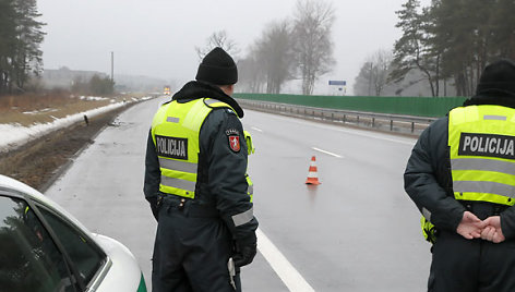 Policijos patrulis užmiesčio kelyje