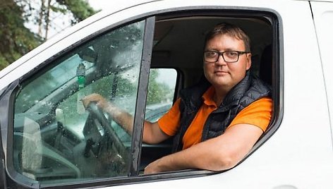 „Gal po dešimties metų darysime iš kapų vaizdo transliacijas, galbūt skraidys palydovai ir dronai, kapui sutvarkyti nereikės žmogaus rankų. Niekas dabar negali pasakyti, kas bus ateityje“, – svarsto neįprastą Lietuvoje verslo nišą bandantis išvystyti Aivaras Grigaitis