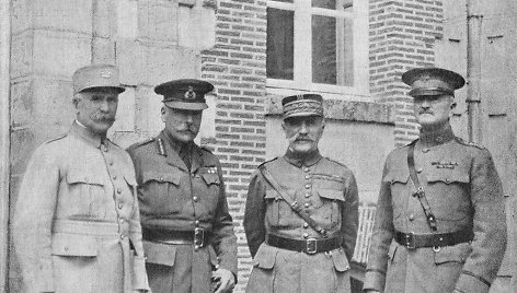 Philippe'as Pétain'as (kairėje)