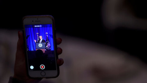 Donaldas Trumpas &bdquo;iPhone&ldquo; ekrane