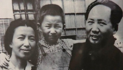 Mao Zedongas su ketvirtąja žmona Jiang Qing ir jųdviejų dukra Li Na