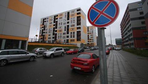 Perkūnkiemio gatvės gyventojai, neišsipirkę garažų, automobilius stato draudžiamose vietose, nes kitur nėra kur. 