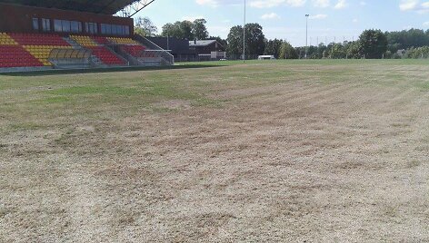 &Scaron;tai taip atrodo &scaron;iemet rekonstruoto Jurbarko miesto stadiono veja