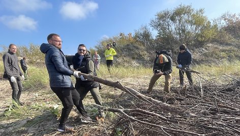 Savanoriai šeštadienį dalyvavo talkoje prie jūros