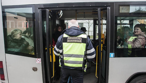 Kontrolieriai kasdien pagauna dešimtis važiuojančiųjų be bilieto