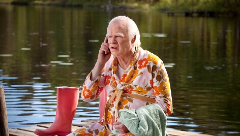 Robertas Gustafssonas filme &bdquo;&Scaron;imtametis, kuris i&scaron;lipo pro langą ir dingo&ldquo;
