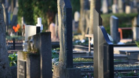 &Scaron;iaulių kapinėse: Žmonės gyvena artimųjų prisiminimuose