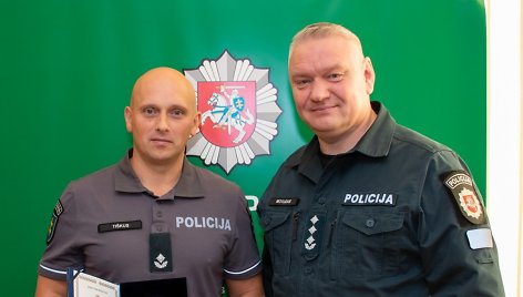 Pareigūnas iš Skuodo Artūras Tiškus Klaipėdos apskrities VPK vadovo Alfonso Motuzo apdovanotas medaliu